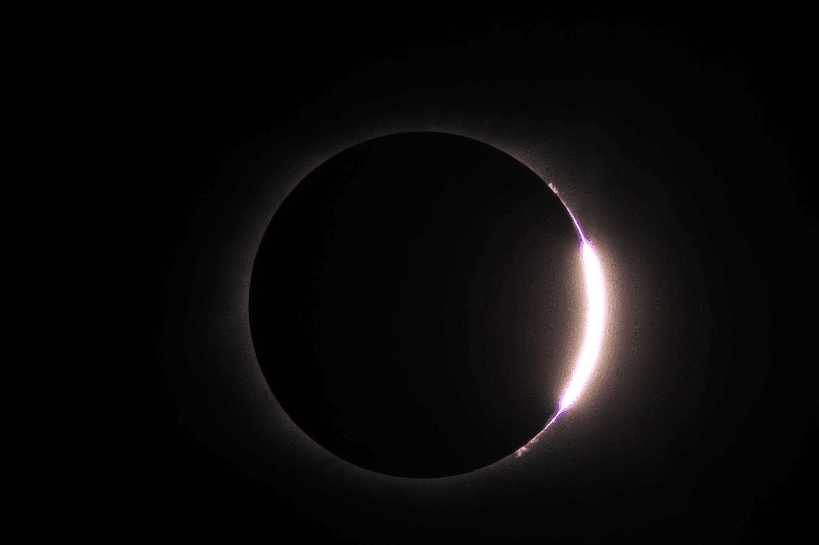 Anillo de diamante durante un eclipse total de Sol