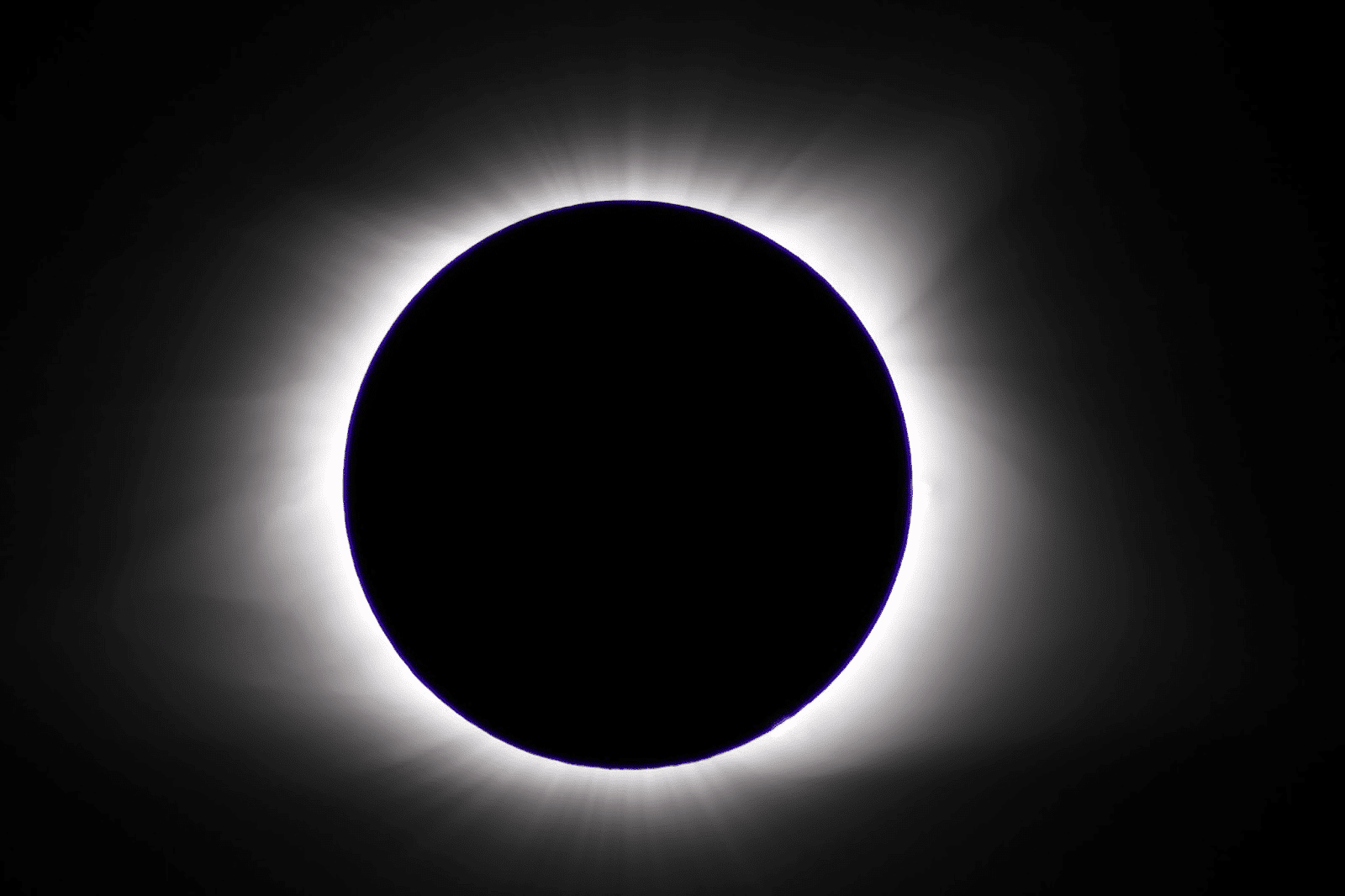 Corona solar durante la fase de totalidad de un eclipse