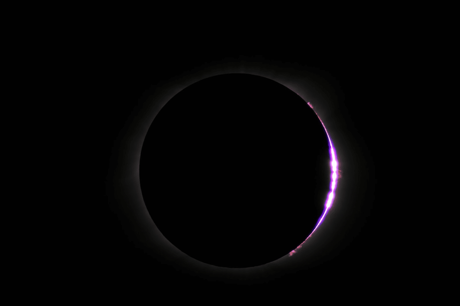 Perlas de Baily durante un eclipse total de Sol